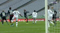 Yannis Salibur, Murat Akça’ya sert hamleyi sarı kartla kurtardı!