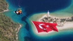 1200 metre yükseklikte Türk bayrağı açtılar