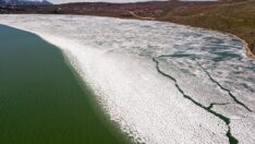 Buzları çözülen Nazik Gölü havadan görüntülendi