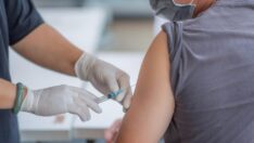 “Destekleyici aşı olanlarda Omicron gripten daha kısa sürüyor”