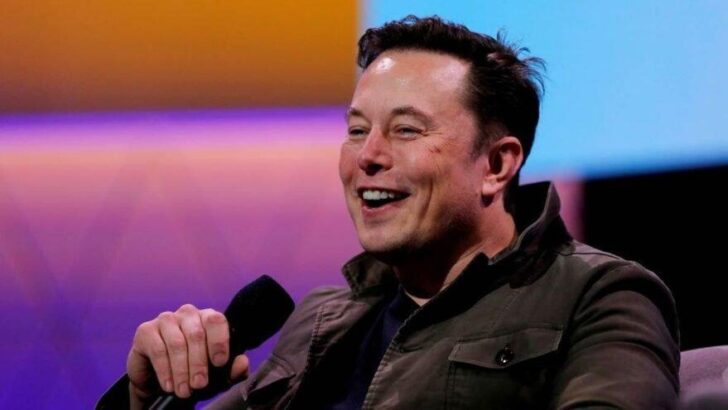 Elon Musk Twitter’ı satın aldı