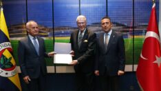 Fenerbahçe’de Yüksek Divan Kurulu Başkanı Uğur Dündar mazbatasını aldı