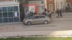 Hastaneye giremeden otomobilde doğum yaptı