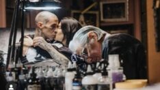 Hayatını kaybeden müzisyenin anısına şahin dövmesi