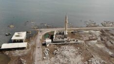 Kar sularına dayanamayan caminin minaresi yıkıldı