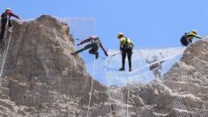 Metrelerce yükseklikteki dağları çelikle örüyorlar