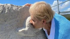 Patara Deniz Feneri’ne yerleştirilen yunus kabartmalı taşa öpücüklü veda