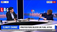 Radyo programını protesto eden aktivistten şaşırtıcı hareket