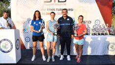 Şampiyon tenisçiler kupalarını aldı