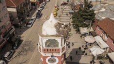 Yenişehir’in saat kulesi bu bahar da leylek çifti ağırlıyor