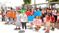 Anneler, çocuklarıyla “Okulumuzu istiyoruz” eylemi yaptı