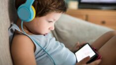 Bilim insanları ebeveynleri uyardı: “Çocukları ekrandan uzak tutun”