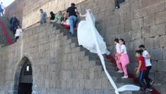 Diyarbakır surlarını gelin duvağı sardı