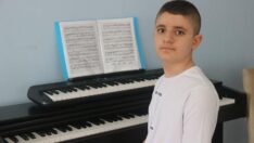 Diyarbakırlı ‘Petrucciani’ piyanoda yeteneğini sergiliyor