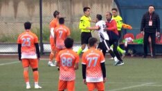 Futbolcu demeye şahit lazım! Hakeme saldırdı, maç iptal oldu