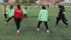 Gelinlik yerine forma giyen kızlar, namağlup şampiyon oldu!