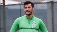 Giresunsporlu Umut Nayir’den Cizre’deki okula fen laboratuvarı