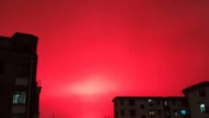 Gökyüzü kızıla boyandı: Ülkede şaşkına çeviren görüntü