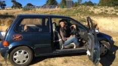 Hurdacıdan aldığı eski arabayı elektrikli araca dönüştürdü