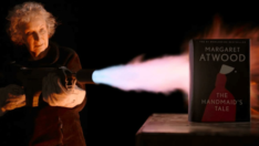 Margaret Atwood’dan kitap yasaklarına, yanmayan kitapla protesto