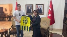 Mesut Özil, T.C. Cakarta Büyükelçiliği’ni ziyaret etti