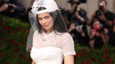 Met Gala’da gövde gösterisi: Ünlüler çılgın tasarımlarla gündem oldu