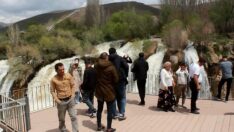 Muradiye Şelalesi’nde bayram yoğunluğu