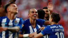 Porto 90+4’te atıp şampiyon oldu! Ezeli rakibin sahasında kutlama…