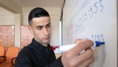 Rekor kırdı! Pi sayısının 3 bin 600 basamağını ezbere okudu