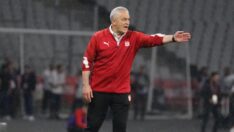 Rıza Çalımbay masaya oturuyor