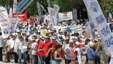 Sağlık çalışanları meydana indi