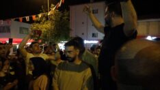 Sahneye çıkmayan şarkıcılara pet şişe atıp yuhaladılar