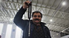 Semt pazarında 300 bin liralık tespih satıyor