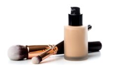 Tabularınızı yıkın. Kim demiş erkekler makyaj yapmaz diye.