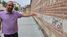 Tarihi hanın duvarlarında ‘sprey boya’ çirkinliği!