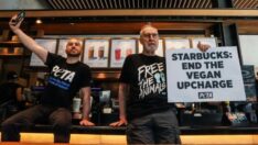 Ünlü oyuncu James Cromwell’den Starbucks protestosu: Elini tezgaha yapıştırdı