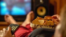 Uzmanlar uyardı: TV karşısında saatler geçirip atıştırmak kalp için tehlikeli