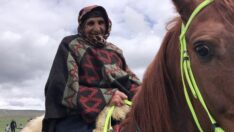 Zümrüt nine şenliğe atla gidip halay çekti