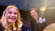 17 yaşındaki öğrenci hayranı olduğu grubun konserinde çaldı