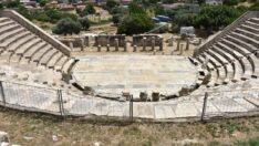 Antik tiyatronun tarihi sahne binası ortaya çıkarılıyor