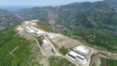 Dağın zirvesini traşlanarak kurulan sanayi genişliyor