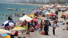 Dünyaca ünlü Konyaaltı Sahili tıklım tıklım