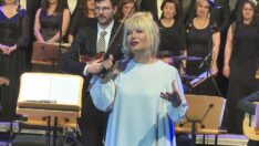 Emel Sayın’ın duygusal anları… ‘İlk defa onun için sahnedeyim’