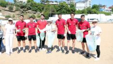 Milliler halk plajındaki çöpleri topladı!