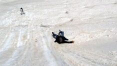 Munzur Dağları’nda haziran ayında poşetle kayak keyfi