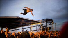 Rockçı sahneden seyircilerin üstüne atladı