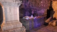 Roma imparatoru için yapılan kapı, evsizlerin ‘yatağı’ oldu
