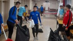 Şampiyon oldukları maç sonrası soyunma odasını temizlediler