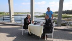 Tarihi köprüde satranç