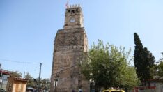 Tarihi saati çalıp plastiğini takmışlar